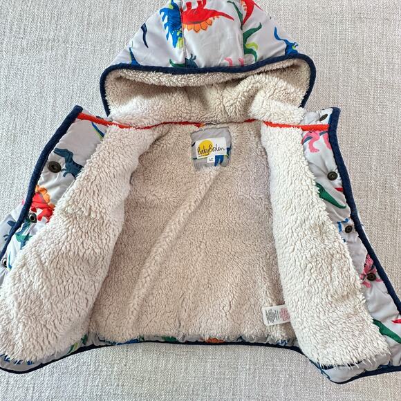 Baby Boden Dino Print Fleece Lined Quilted Jacket PLAY 2/3 - Picture 5 of 9
